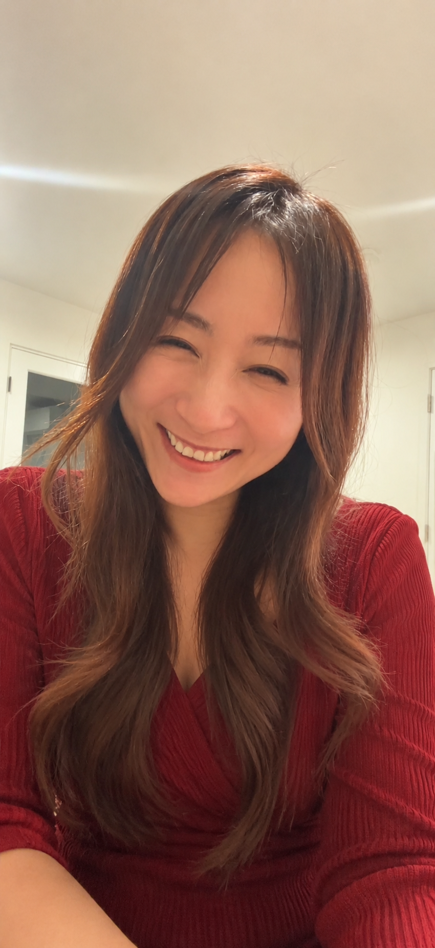 こちらに微笑むYOKO本人の写真